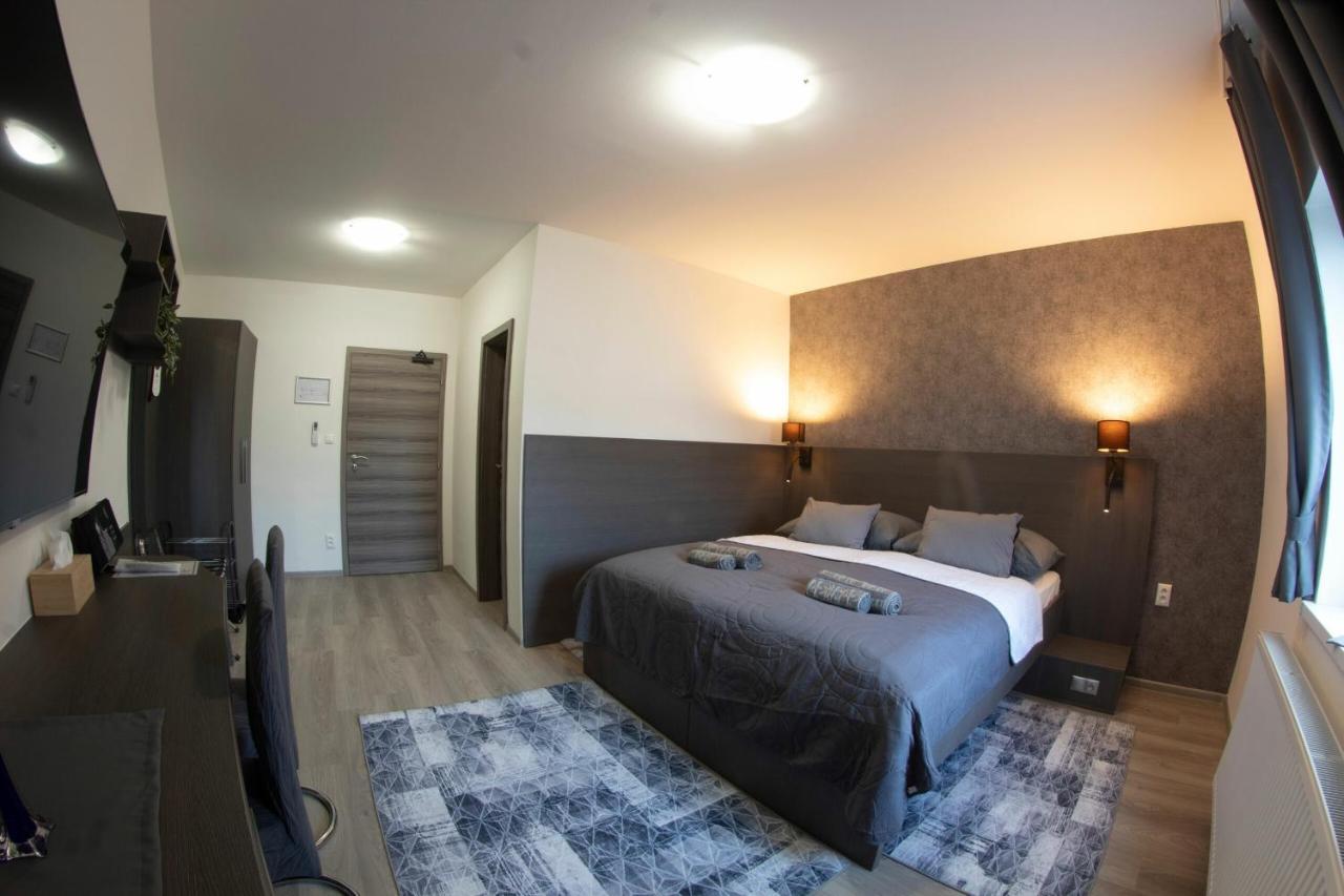 Valla Penzion & Restauracia Malacky Exteriör bild