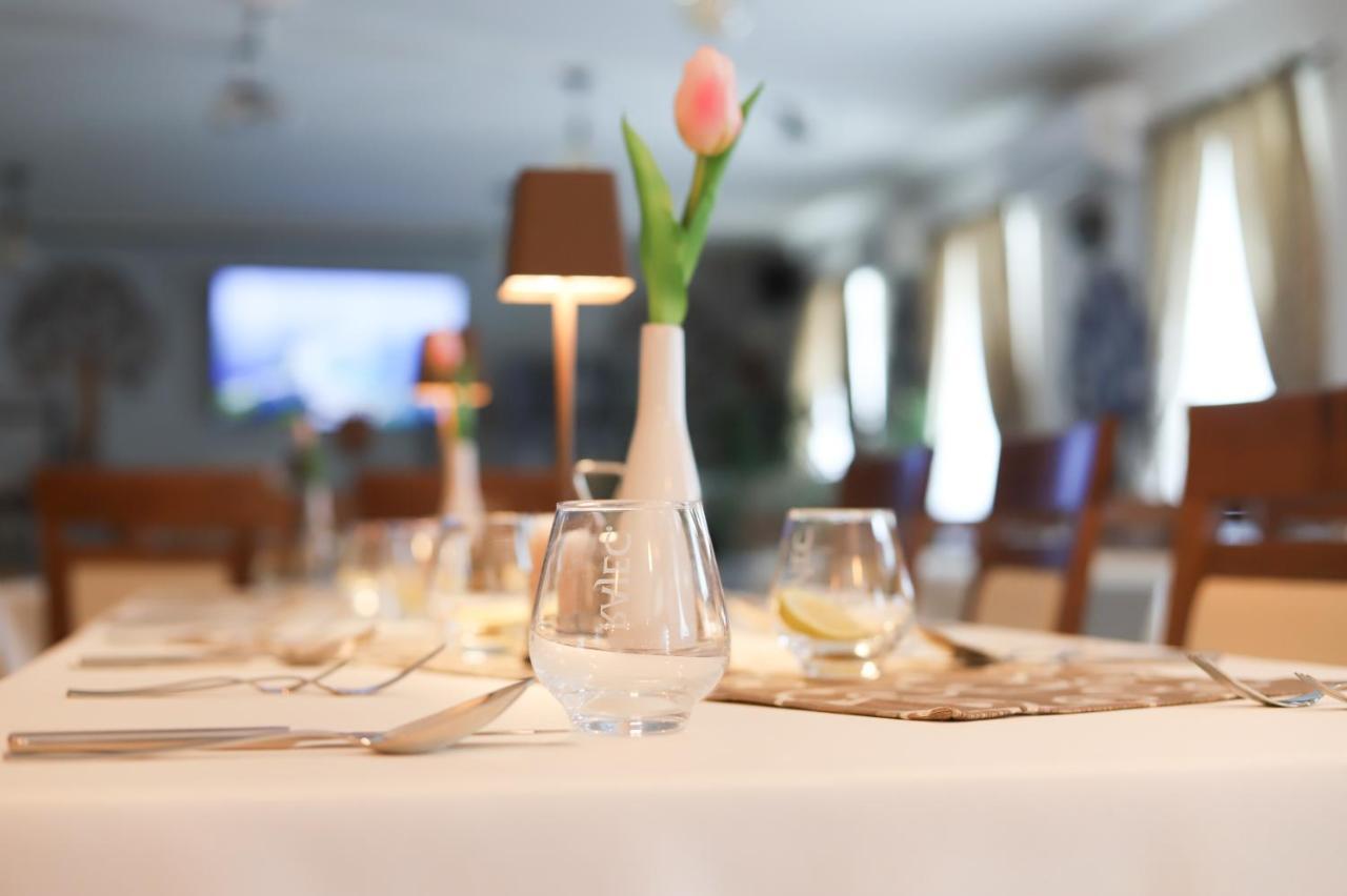 Valla Penzion & Restauracia Malacky Exteriör bild