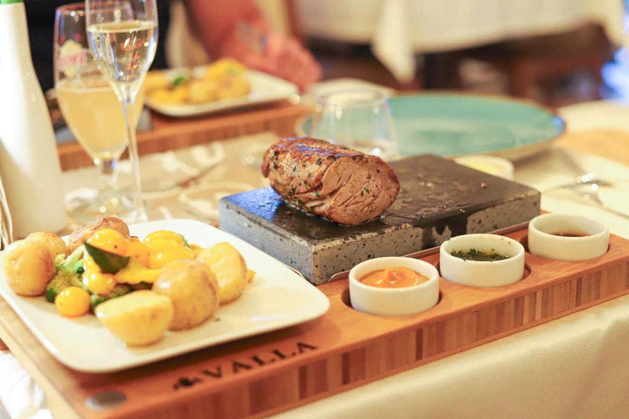 Valla Penzion & Restauracia Malacky Exteriör bild