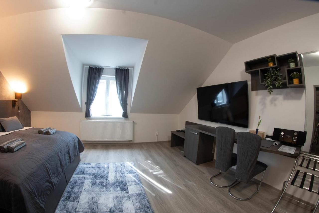 Valla Penzion & Restauracia Malacky Exteriör bild